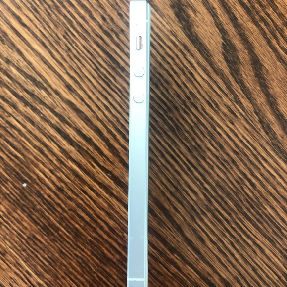 iPhone 5 SE model A1723 - Picture 3 of 8